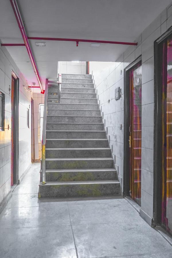 Azadpur Metro Station Hotel 3*