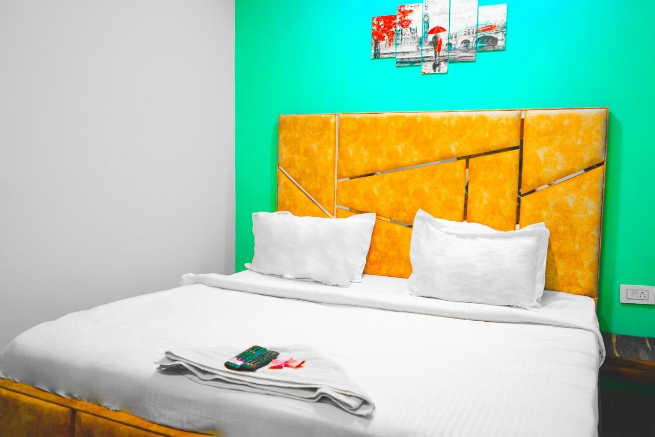 Hotel Azadpur Metro Station New Delhi