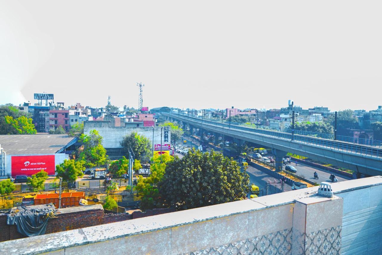 Azadpur Metro Station Hotel 3*